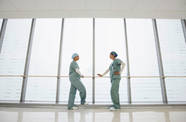 Como fazer com que os cirurgiões tomem decisões econômicas sem comprometer o cuidado