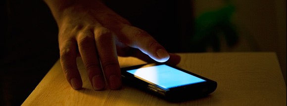 Investigación: El uso de un teléfono inteligente después de las 9 pm deja a los trabajadores desvinculados