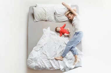 Cómo los padres que trabajan pueden priorizar el sueño